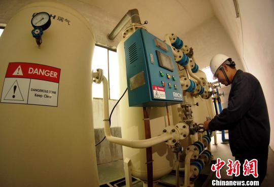 中央儲備糧贛州直屬庫有限公司一車間內(nèi)制氮設(shè)備正在作業(yè)?！⊥蹶魂?攝